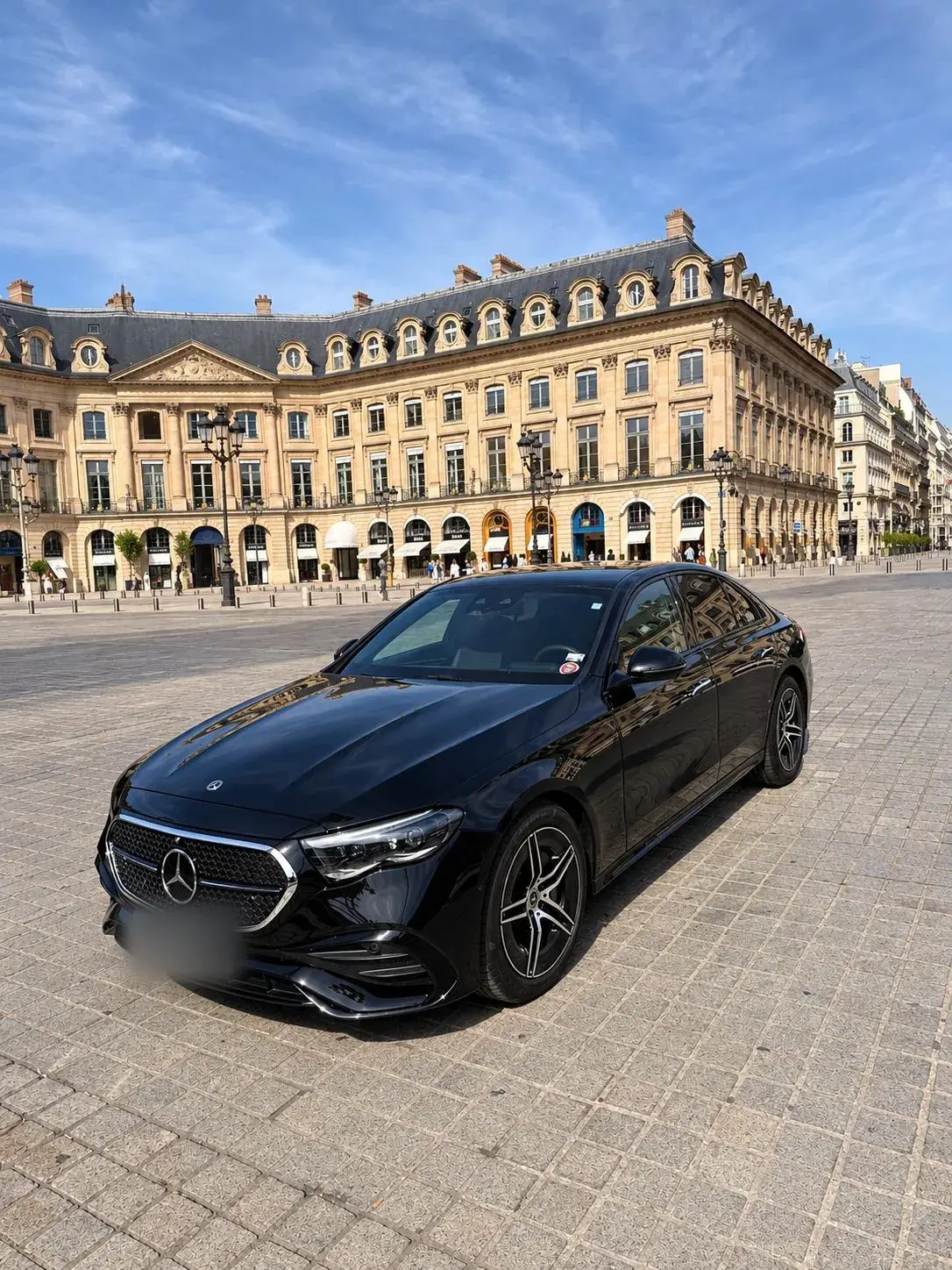 Mercedes Classe E noire de VTC avec chauffeur place Vendôme à Paris