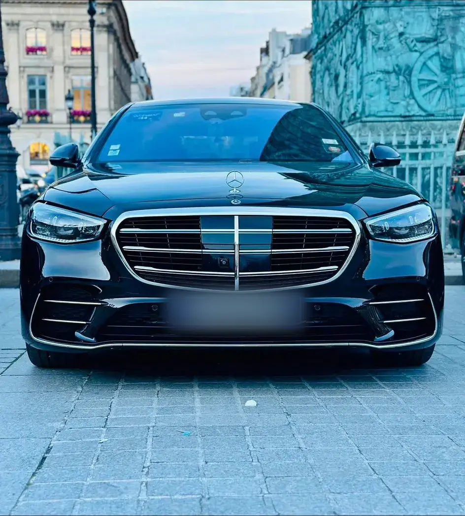 Calandre de la Mercedes Classe S de chauffeur privé, place Vendôme à Paris