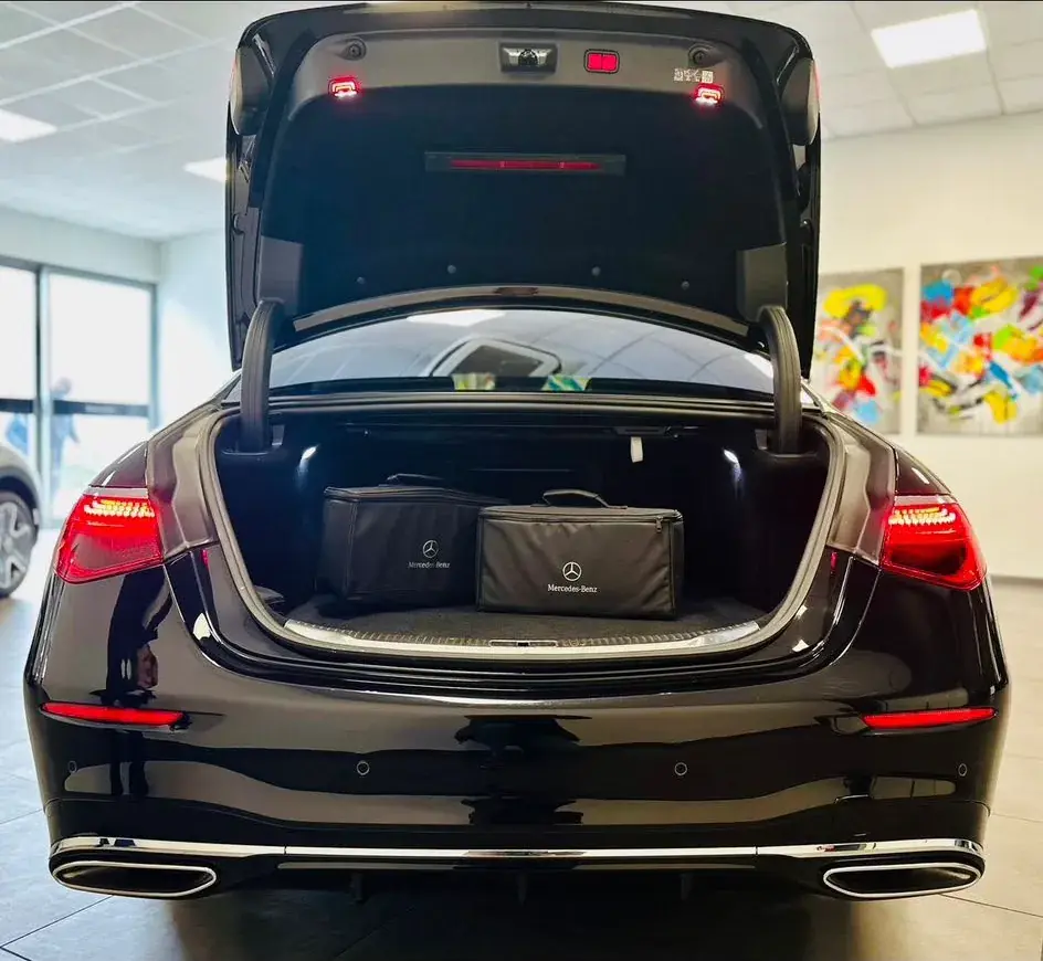 Coffre de la Mercedes Classe S chargé de bagages pour un transfert aéroport à Paris
