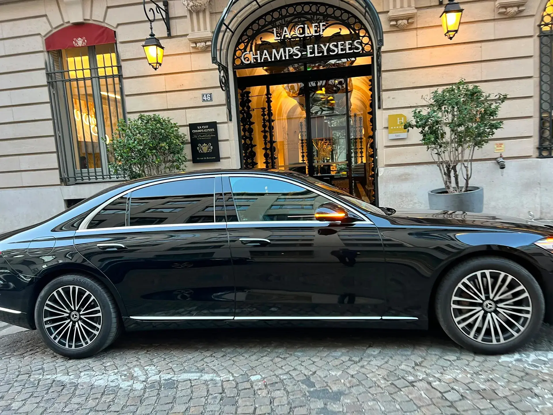 Mercedes Classe S avec chauffeur devant un hôtel de luxe près des Champs-Élysées à Paris