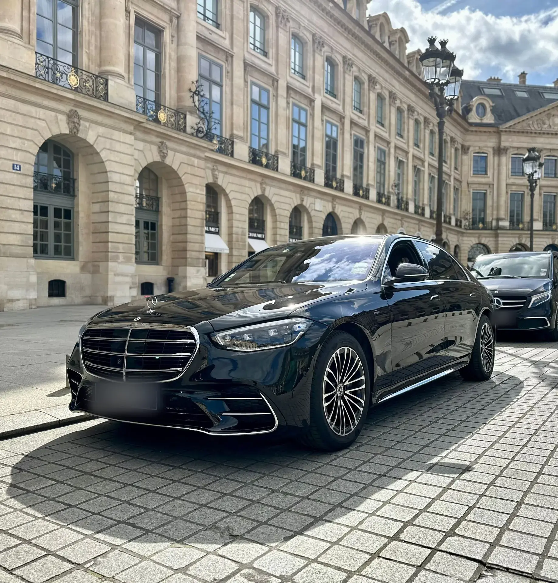 Chauffeur privé à Paris : Mercedes Classe S noire garée place Vendôme
