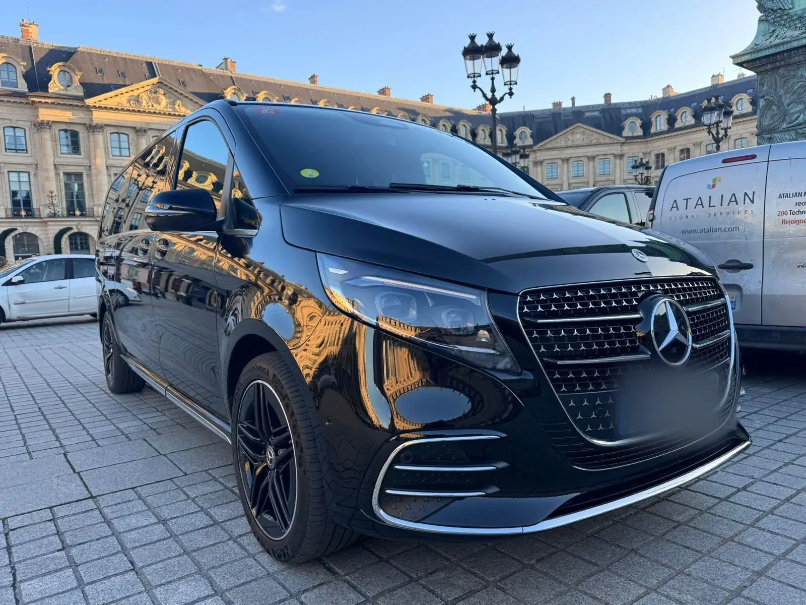 Van Mercedes Classe V noir avec chauffeur place Vendôme à Paris