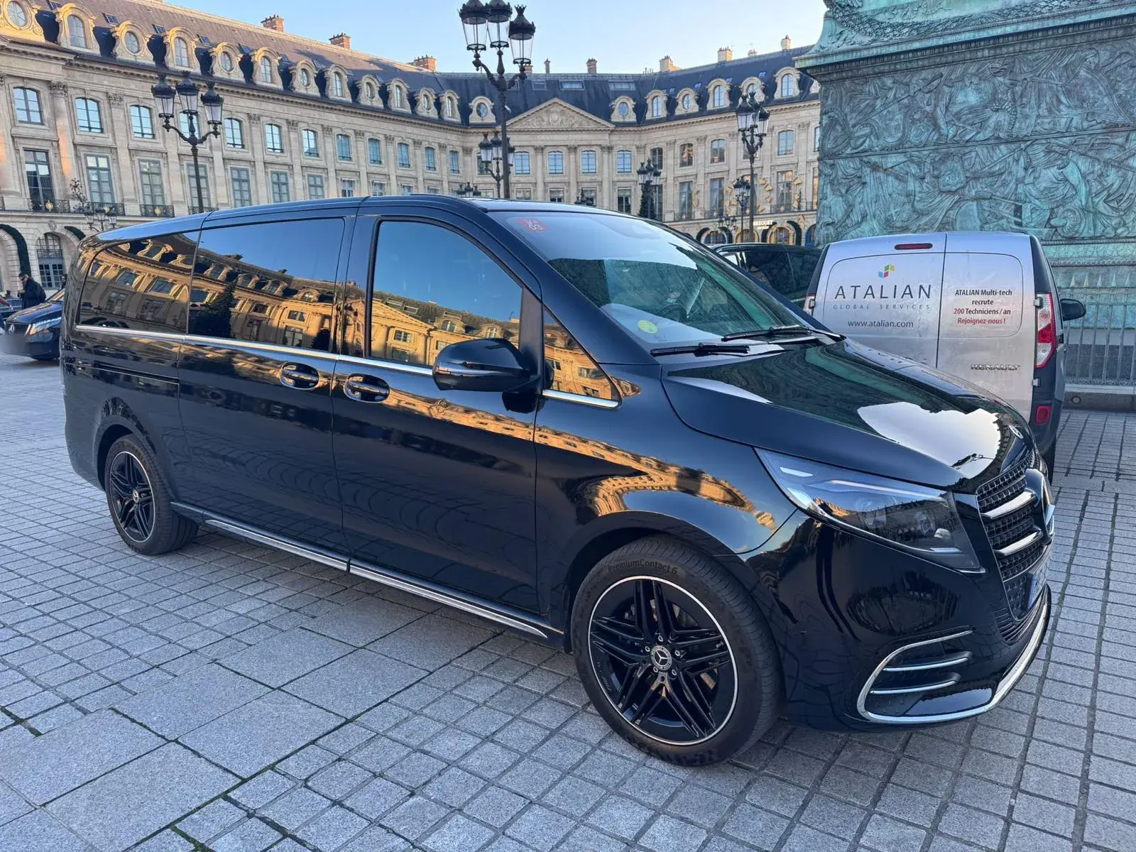 Mercedes Classe V noire de transport privé, vue trois-quarts, place Vendôme à Paris